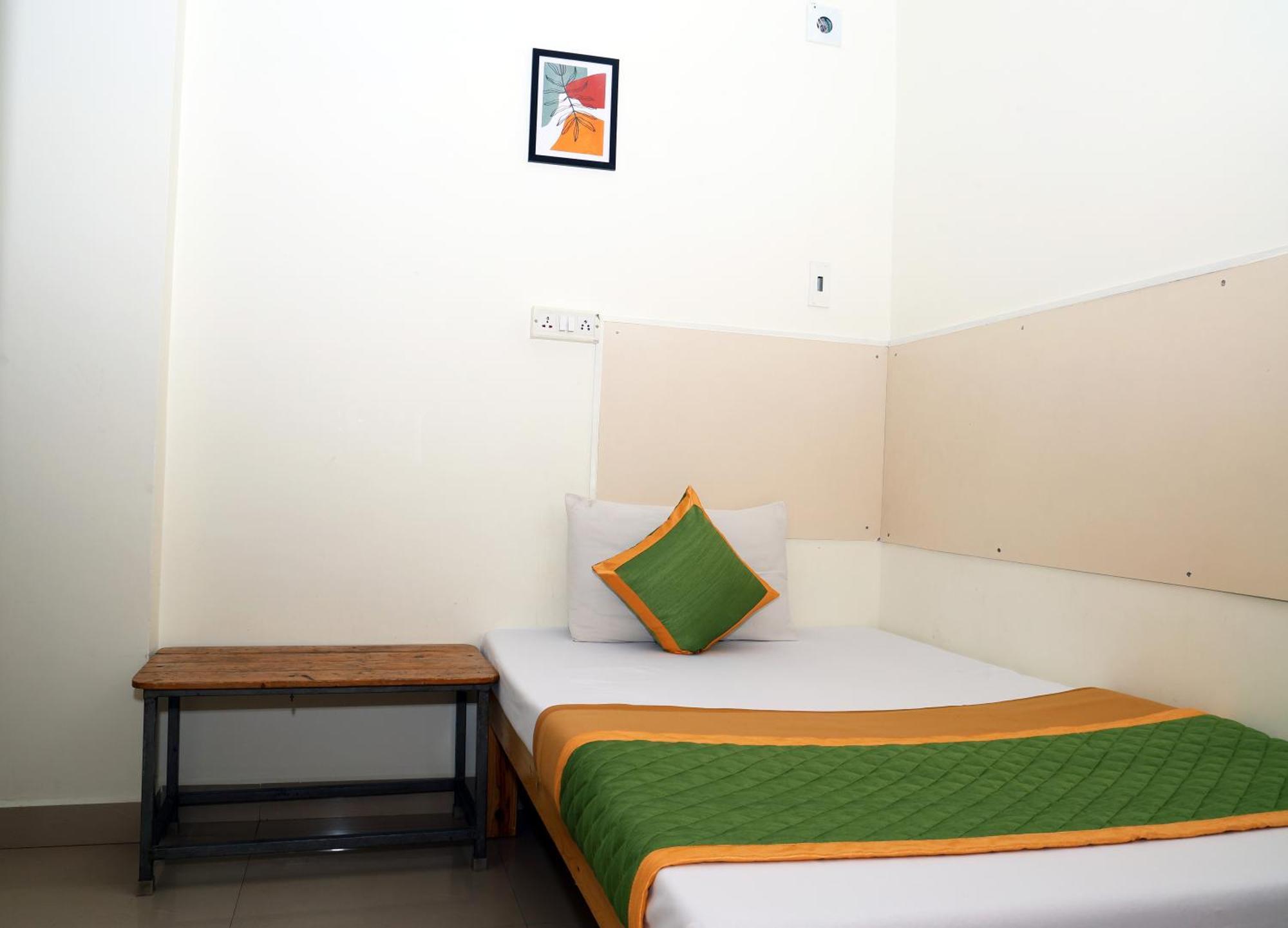 Royal Green Airport Transit Accommodation Madrás Exterior foto