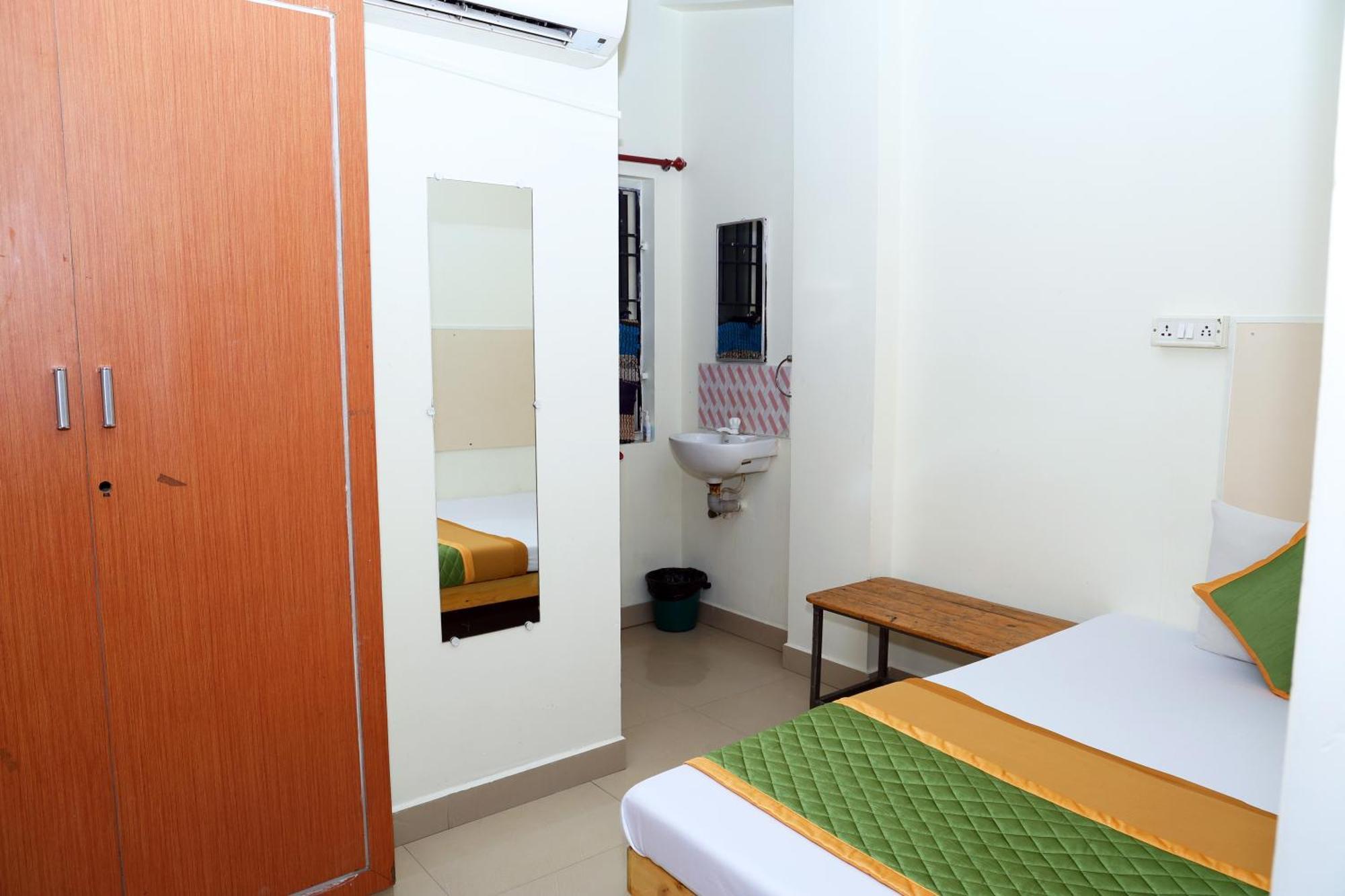 Royal Green Airport Transit Accommodation Madrás Exterior foto